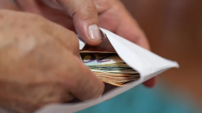 sobre con billetes
