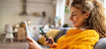 chica-relajada-invierte-con-el-movil-en-sillon