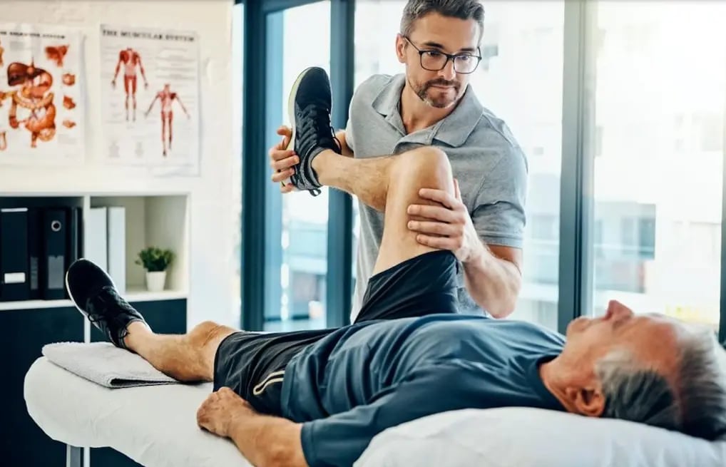 fisioterapeuta-tratando-a-un-paciente-en-un-centro-de-rehabilitacion