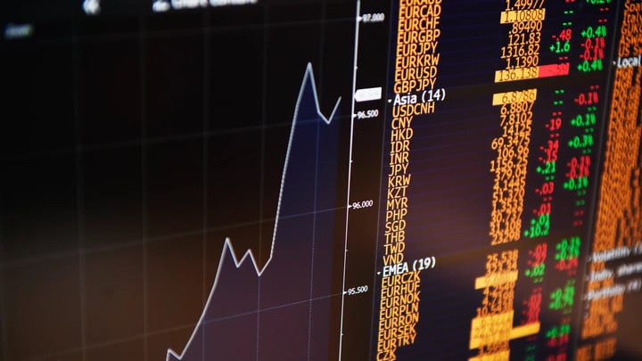 Pantalla con gráfico de mercado y cotizaciones financieras.