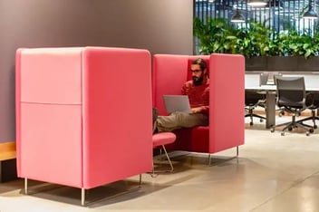 hombre-trabajando-en-su-portatil-en-un-espacio-de-coworking
