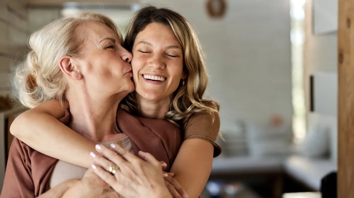 madre e hija abrazadas sonriendo