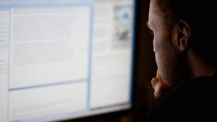 hombre mirando un monitor encendido