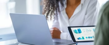 tableta-digital-con-informe-financiero-y-graficos