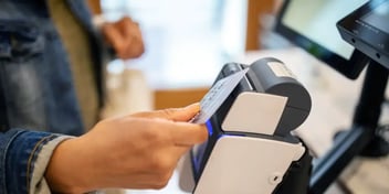 tarjeta-o-efectivo-que-es-mejor-para-tu-economia-personal