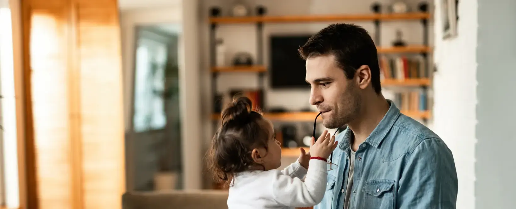 seguro-salud-autonomos-con-copago-padre-jugando-con-hija