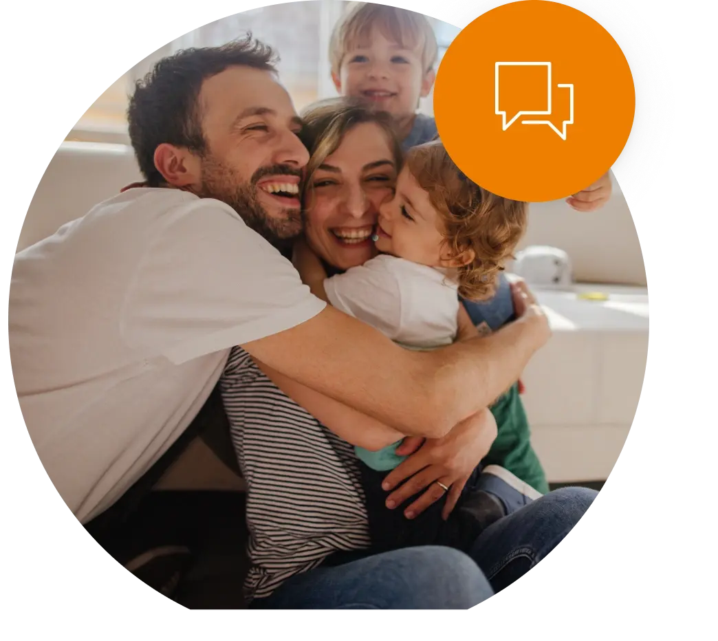 familia-feliz-abrazados-en-salon